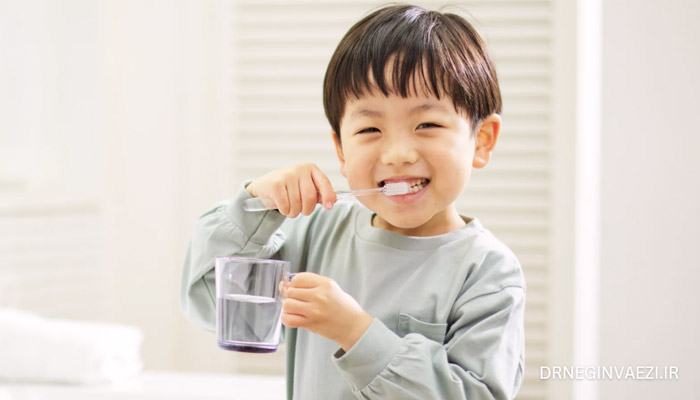 تشویق کودک به نخ دندان کشیدن و مسواک زدن منظم برای پیشگیری از پوسیدگی دندان در کودکان